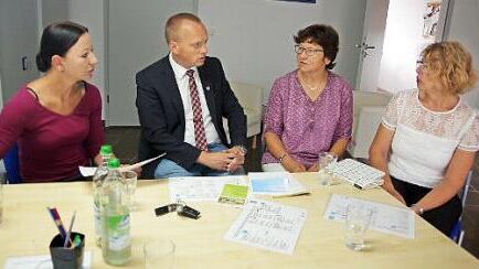 Johanna Gärber (Blaues Kreuz, links), Bürgermeister Thomas Löffler sowie Christa Körner und Irene Piontek von der Caritas freuen sich über das erweiterte Angebot des Beratungshauses.  Foto: Heike Schülein