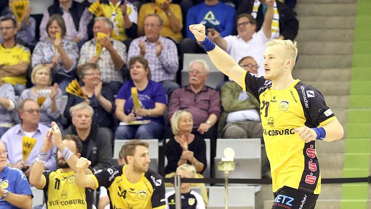 Coburgs Neuzugang Andreas Schröder kommt langsam, aber sicher auf Touren. Spielerisch hat der Mittelmann zwar noch Luft nach oben, doch kämpferisch zeigt er Woche für Woche vorbildliche Leistungen; im Hintergrund auf der Bank jubeln Kapitän und Kreisläufer Sebastian Weber (links) sowie Rückraumspieler Tobias Varvne (daneben) mit. Foto: Timo Geldner