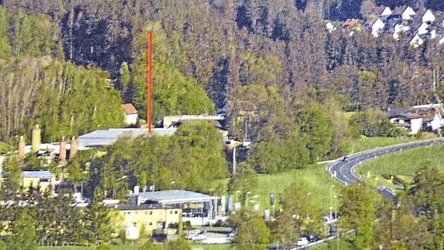 Die Fotomontage zeigt deutlich, wie der rot eingezeichnete Funkmast das Wohn- und Industriegebiet "In der Blumau" deutlich &uuml;berragt. Die bisher h&ouml;chsten Bauwerke sind die links erkennbaren Silos mit 14,70 Metern. Fotomontage: Daniel Gerber/Repro: Karl-Heinz Hofmann