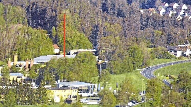 Die Fotomontage zeigt deutlich, wie der rot eingezeichnete Funkmast das Wohn- und Industriegebiet "In der Blumau" deutlich überragt. Die bisher höchsten Bauwerke sind die links erkennbaren Silos mit 14,70 Metern. Fotomontage: Daniel Gerber/Repro: Karl-Heinz Hofmann