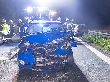 A73 bei Bamberg: Heftiger Auffahr-Unfall f&uuml;hrt zu Sperrung - 19-J&auml;hriger rast in Mercedes-Heck