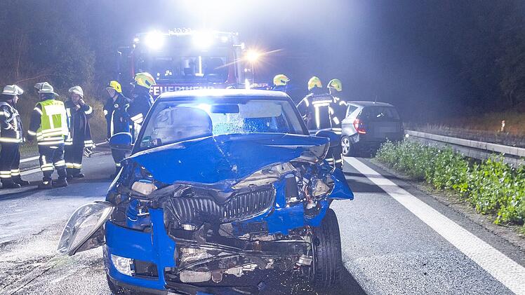 A73 bei Bamberg: Heftiger Auffahr-Unfall f&uuml;hrt zu Sperrung - 19-J&auml;hriger rast in Mercedes-Heck