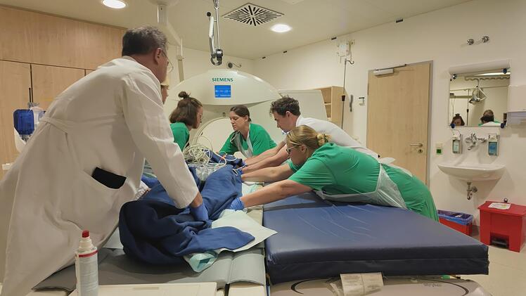 In der Notaufnahme wird ein Verletzter f&uuml;r den CT-Scan vorbereitet.