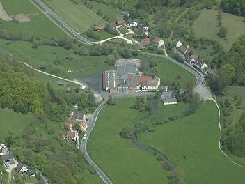 Das Luftbild von Mostviel zeigt den S-förmigen Straßenverlauf, an dem die Wasserleitung verlegt werden soll. Foto: Löwisch