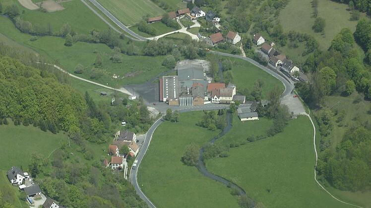 Das Luftbild von Mostviel zeigt den S-förmigen Straßenverlauf, an dem die Wasserleitung verlegt werden soll. Foto: Löwisch