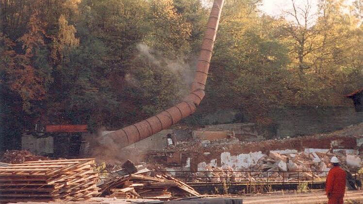 Am 29. Oktober 1993 wurde der Schornstein in einer spektakulären Aktion gesprengt. Foto: Archiv/Prause