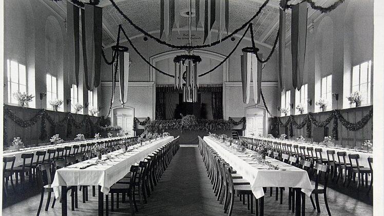 Ein Bild aus jenen Zeiten, als der Kolpingsaal noch kulturelles Zentrum der Stadt Forchheim war.  Foto: Stadtarchiv
