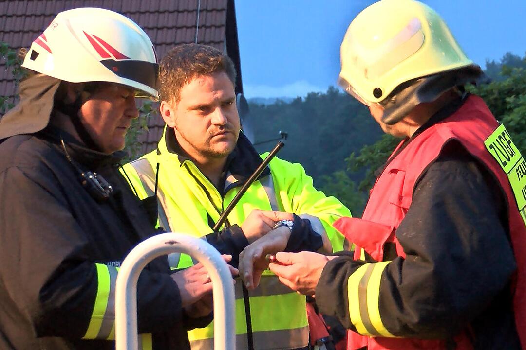 Blitz schlaegt in Dachstuhl in Adlitz ein