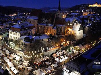 Der Weihnachtsmarkt rund um den Rosenturm wird heuer erstmals vom Verein "Kronach.er.leben" ausgerichtet. Die Planungen sind schon weit vorangeschritten.  Foto: Archiv/Fugmann