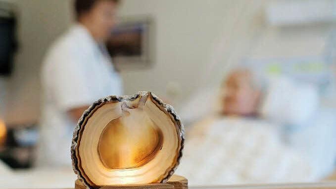 Schwerkranke müssen mit der Begleitung durch Hospizhelfer einverstanden sein. Archivbild: epd