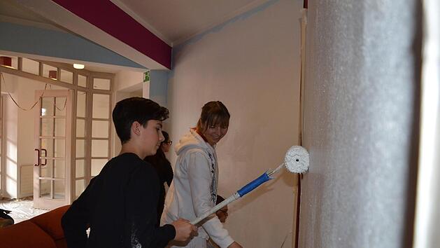 Angelika Drebinger sagte, wie es geht: Marc-Oliver &uuml;bt das Malern.  An der Liebfrauenhausschule in  Herzogenaurach