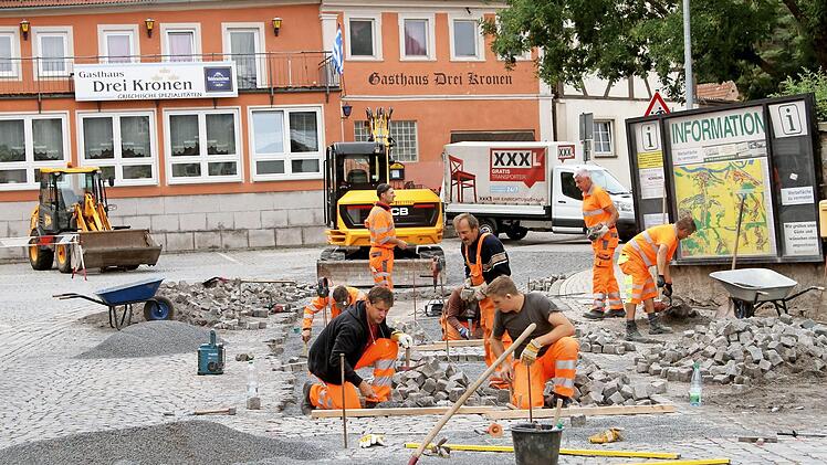 Bis Mittwoch wollen die Straßenbauer in Eltmann am Marktplatz auch in diesem Bereich fertig sein.  Foto: Günther Geiling