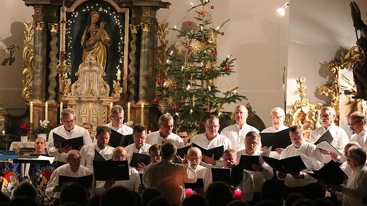 Die Sänger der Schwarzen Berge stimmen die Hymne an die Nacht an. Foto: Sebastian Schmitt