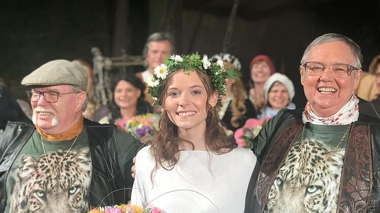 Die beiden Romanautoren der "Wanderhure" werden auf die Bühne geholt: Elmar Wohlrath und Iny Klocke. Sie nehmen die strahlende Hauptdarstellerin Sabrina Schmidt in ihre Mitte.Wolfgang Schoberth