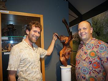 Michael Dohrmann (rechts) und der Künstler Elias Frisch tauschen sich über die Skulptur "Der Tänzer" aus.  Fotos: Marion Eckert