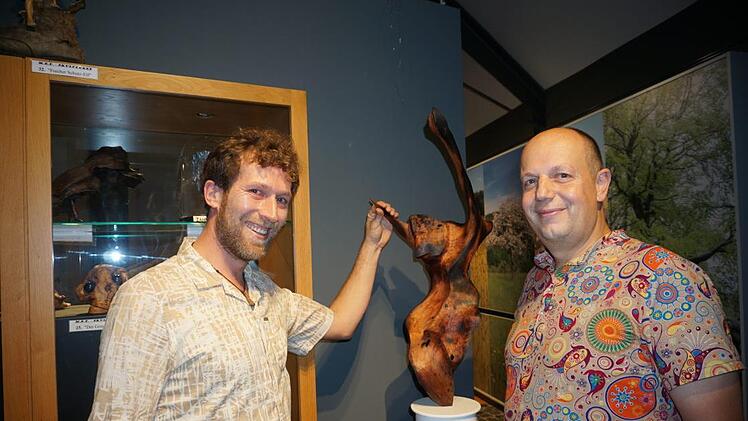 Michael Dohrmann (rechts) und der Künstler Elias Frisch tauschen sich über die Skulptur "Der Tänzer" aus.  Fotos: Marion Eckert