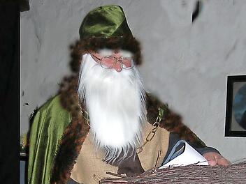 Fr&auml;nkischer Brauch: Der Pelzm&auml;rtel belohnt die Kinder mit S&uuml;&szlig;igkeiten, wenn sie brav waren, oder bestraft sie, wenn sie b&ouml;se gewesen sind.