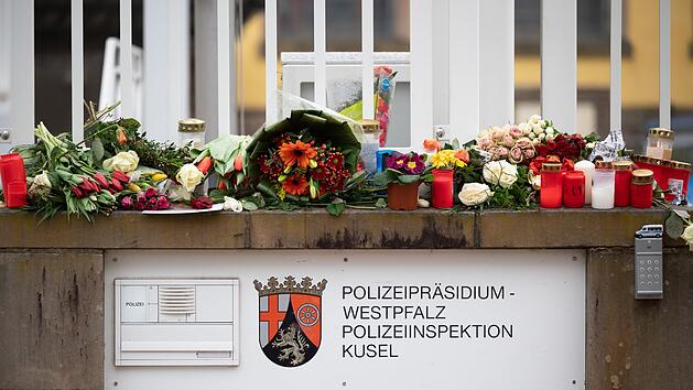 Blumen liegen vor der Polizeiinspektion Kusel