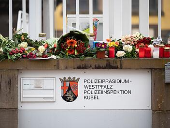 Blumen liegen vor der Polizeiinspektion Kusel
