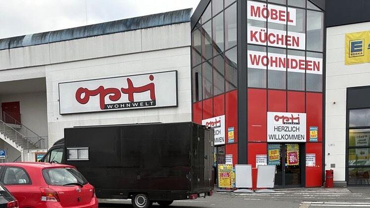 Nürnberger Opti-Wohnwelt-Filiale schließt: Ausverkauf sorgt für Mega-Ansturm