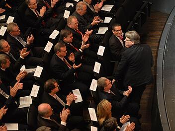 Bayerns neuer Justizminister, Professor Winfried Bausback, wird mit Applaus beim Neujahrsempfang im Bamberger Theater begrüßt.  Fotos: Ronald Rinklef