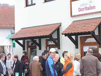Andrang vor dem neuen Mittelpunkt der Gemeinde: Die Eröffnung ihres Dorfladens ließen sich die "Laderer" nicht entgehen. Fotos: fra-press