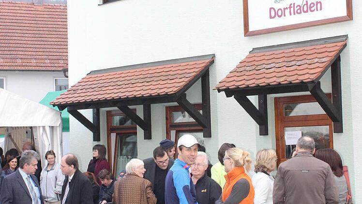Andrang vor dem neuen Mittelpunkt der Gemeinde: Die Eröffnung ihres Dorfladens ließen sich die "Laderer" nicht entgehen. Fotos: fra-press