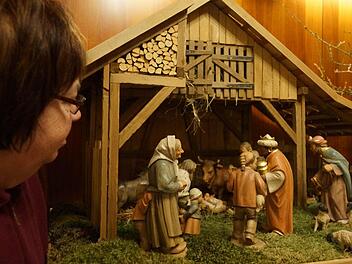 Marietta Panhans betrachtet die Rhöner Figuren von Günter Metz.Fotos: Arkadius Guzy