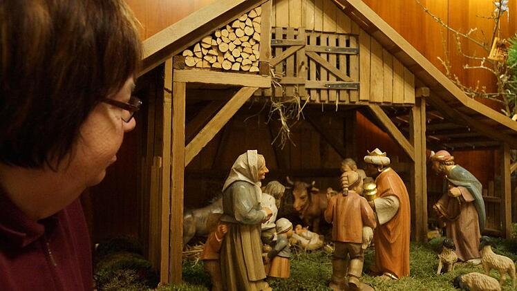 Marietta Panhans betrachtet die Rhöner Figuren von Günter Metz.Fotos: Arkadius Guzy