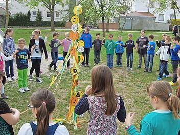 Singspiele erfreuten die Besucher der Kinderhorteinweihung an der Pater-Lunkenbein-Schule. Fotos: Andreas Welz