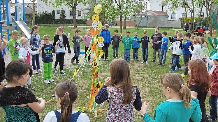 Singspiele erfreuten die Besucher der Kinderhorteinweihung an der Pater-Lunkenbein-Schule. Fotos: Andreas Welz