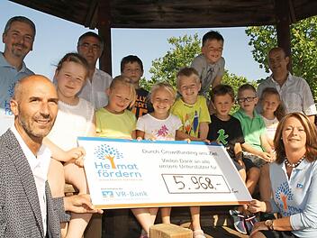 Rund 6000 Euro sind für ein grünes Klassenzimmer an der Sinnberg-Grundschule in Bad Kissingen schon zusammengekommen: Die Schulkinder und Schulleiter Karl-Heinz Deublein freuen sich darüber mit Kirsten Piening (vorne, rechts) und Roland Schmitt (hinten, links, beide VR-Bank) sowie Klaus Lotter (hinten, 2. von links) und Alexander Koller (hinten, rechts) vom Förderverein. Foto: Paul Ziegler