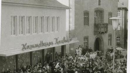 Das Gebäude hat sich seit seiner Vergangenheit als "Hammelburger Kaufhaus" nicht viel verändert.Foto: Archiv Josef Kirchner