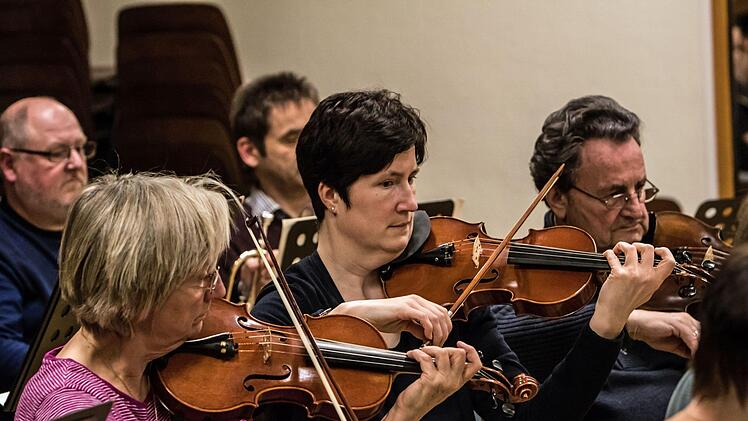 Mit dem Orchester der Musikfreunde Neustadt und der Solistin Hanna Pyrozhkova probt Hans Stähli das Cellokonzert von Jacques Offenbach.Foto: Jochen Berger