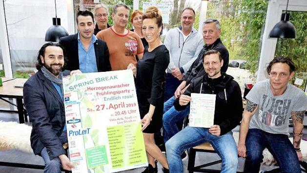 Im Kreis'l trafen sich die Gastronomen mit Organisator Jürgen Rissmann, um das Programm für das Herzogenauracher Kneipenfestival zu verabschieden. Foto: Richard Sänger