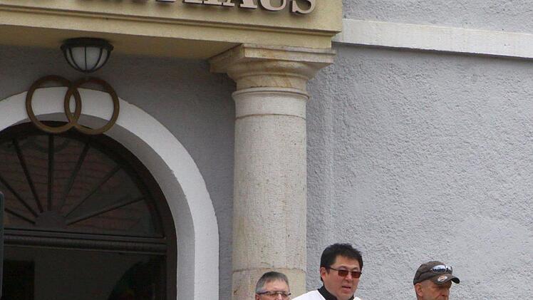 Organisator "Hembo" Hembacher (von rechts), Diakon Kim Sell  und dritter Bürgermeister Dieter Seban bei der Motorradsegnung am Alten Rathaus. Foto: Thomas Dill