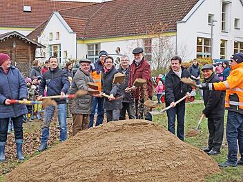 Gemeinsames Zupacken beim Spatenstich Foto: Johannes Michel