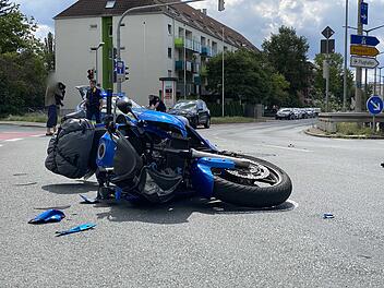 SUV und Motorrad miteinander kollidiert