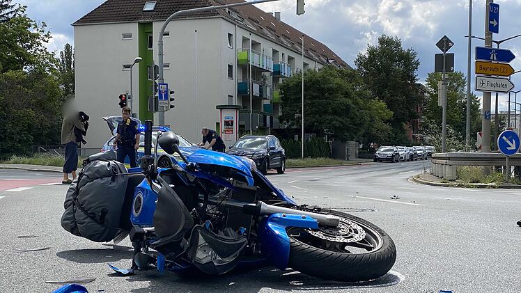 SUV und Motorrad miteinander kollidiert