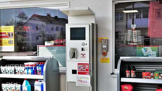 Dieser Tankautomat in der Steinacher Avia-Tankstelle soll womöglich abgebaut werden. Kunden unterschreiben gerade in einer Liste für den Erhalt.