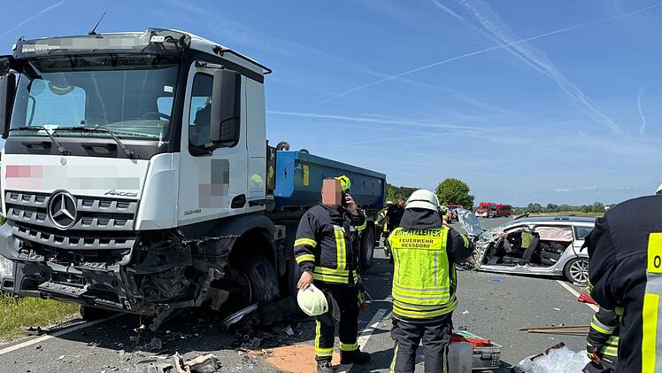 Heßdorf: Lkw stößt frontal mit Auto zusammen - Person eingeklemmt