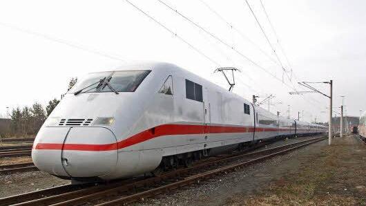 Verkehr: Zug  gegen  Auto: Unser Konzept ist die Bevorzugung der Schiene. Sowohl für den Personen- als auch für den Güterverkehr. Ich bin heute auch mit dem Zug hergekommen. Es ist häufig das Problem, dass sie die ICE-Strecken haben, aber wenn es dann weitergehen soll in die Fläche, dann steht man  allein am Bahnhof und kommt nicht weiter. Der Zug ist auf jeden Fall sehr viel umweltverträglicher, auch was den Lärm angeht. Der Zuglärm kann auch einfacher reduziert werden. Und  durch die Schien...