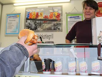 Seit drei Wochen verkauft Silvia Löwe im Imbisswagen in der Lichtenfelser Straße Bratwürste, Frikadellen und Currywurst.   Am Mittag nutzen viele den kurzen Weg von der Baustelle oder dem Büro, um sich schnell satt zu essen. Fotos: Vanessa Schneider