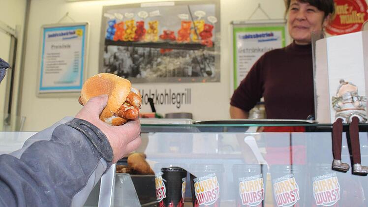 Seit drei Wochen verkauft Silvia Löwe im Imbisswagen in der Lichtenfelser Straße Bratwürste, Frikadellen und Currywurst.   Am Mittag nutzen viele den kurzen Weg von der Baustelle oder dem Büro, um sich schnell satt zu essen. Fotos: Vanessa Schneider