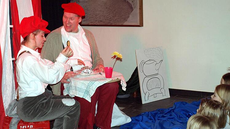 Zusammen schmeckt es am Besten, auch wenn der Käse alt und die Gurke nicht mehr frisch sind. Pinocchio (Karolin Trübenbach, links) und Vater Gepetto (Alexander Voss, rechts) essen trotzdem.