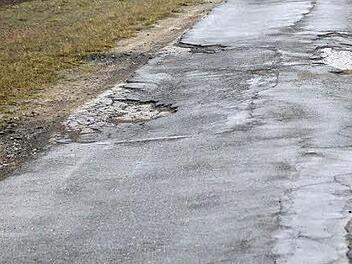 Die Straße nach Niedermirsberg ist total ruiniert. Foto: Josef Hofbuaer
