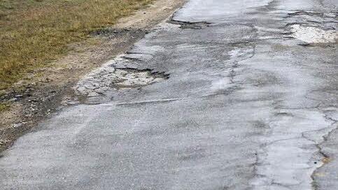 Die Straße nach Niedermirsberg ist total ruiniert. Foto: Josef Hofbuaer