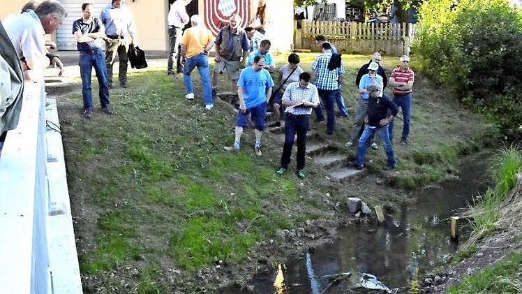 Sorgen bereitet es den Ibindern, dass die Ufer am Hainbach nach dem Bau der neuen Brücke nicht mehr befestigt wurden. Foto: Gerhard Schmidt