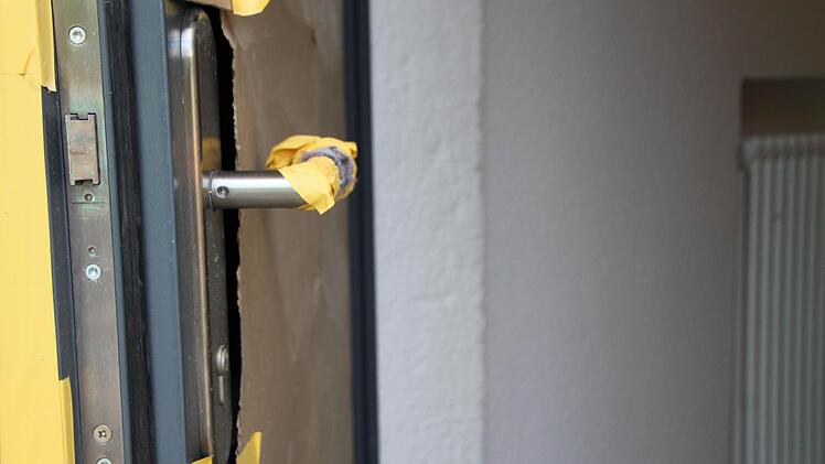 Und rein geht's ins Gebäude. Die Türklinken sind noch mit Folie geschützt.