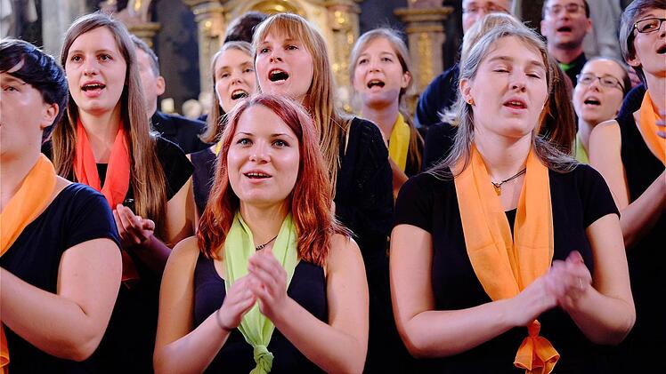 Der Chor "New Future" beim Benefizkonzert in der sulzthaler Kirche. Foto: Gerd Schaarsulzthaler